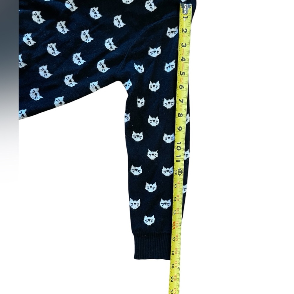 YE MAKE ROUND NECK BLACK AND WHITE CAT PATTERNED CARDIGAN SWEATER MEDIUM - Picture 9 of 12